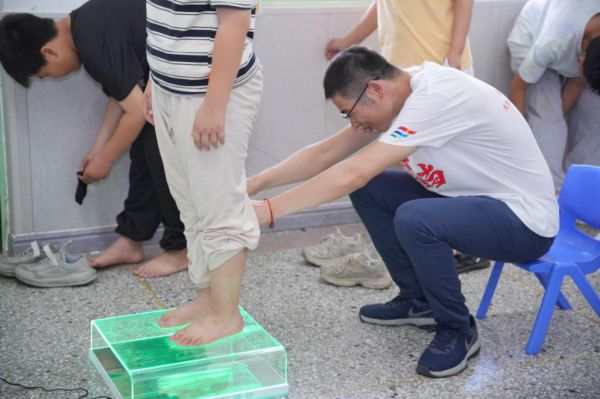 徐州医科大学医学影像学院开展“足脊健康，快乐成长”暑期社会实践活动
